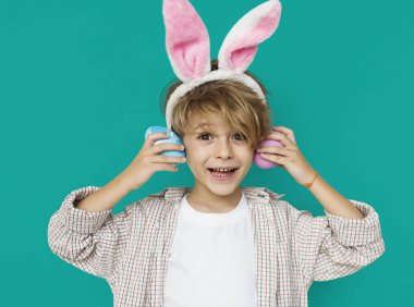 Paskalya yumurtaları ile gülümseyen sevimli çocuk 