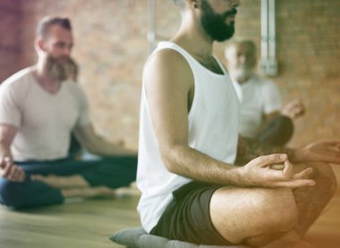 Yoga sınıfındaki meditasyon erkekler
