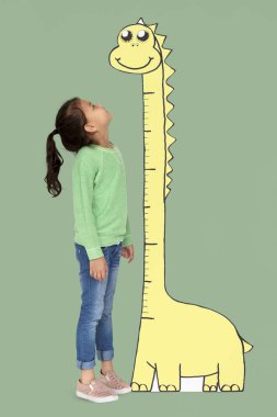 Büyüyen ölçek dinozor kıza