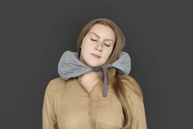 Seyahat yastık üzerinde uyuyan kadın