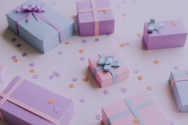 pembe ve mor hediye kutuları