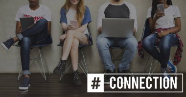 çok ırklı arkadaşlar farklı aygıtları kullanarak