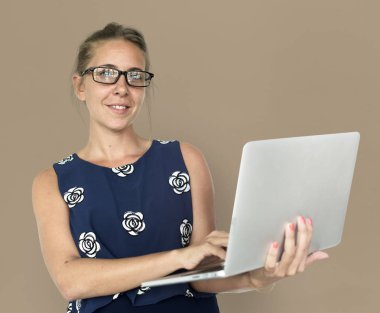 Beyaz dizüstü kullanarak Lady