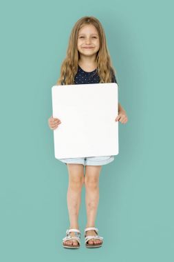 Boş pankart tutan kız