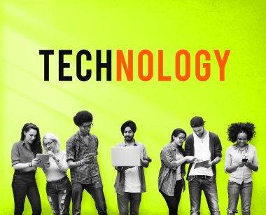 Dijital aygıtlar kullanan insanlar