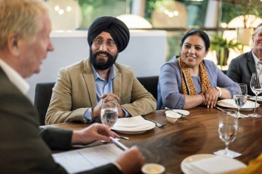 İnsanlar restoranda yemek yiyor.  