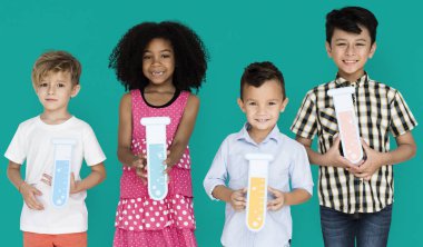 hildren Holding Kağıt Test tüpleri