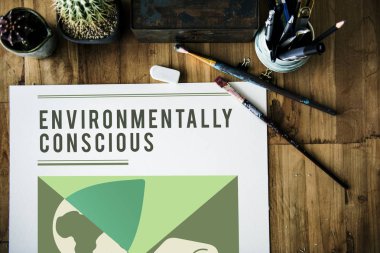 Tahta masadaki boya fırçaları