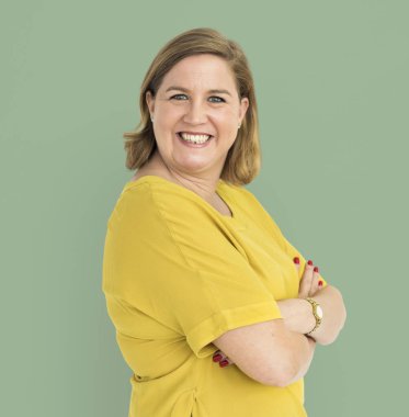 Beyaz Olgun kadın gülümsüyor