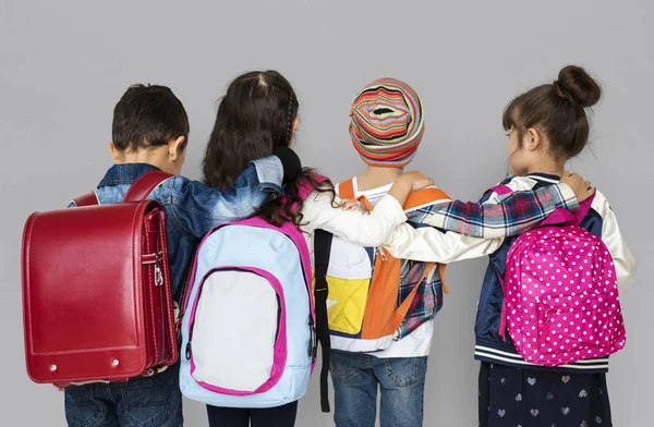 Crianças da escola com mochilas — Fotografia de Stock