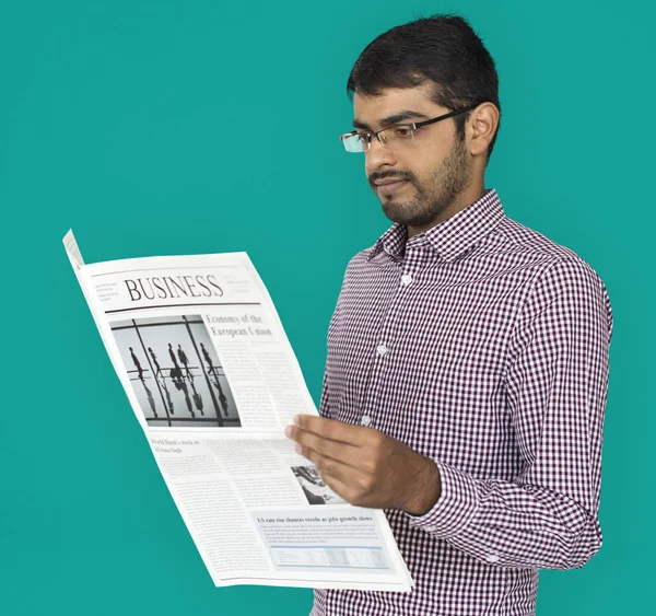 Indisk man läsa tidningen — Stockfoto