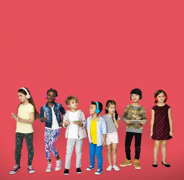 Gruppe von Kindern hört Musik — Stockfoto