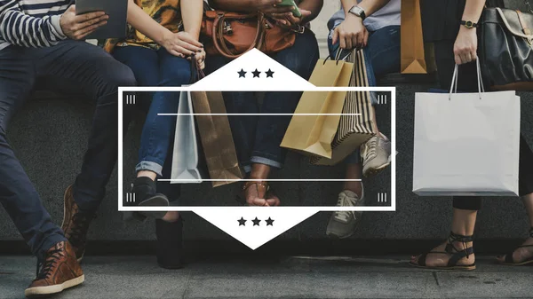 Amigos sosteniendo bolsas de compras — Foto de Stock