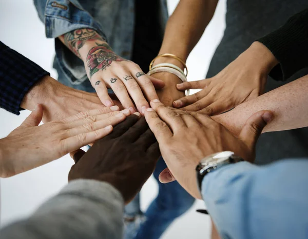 Diversiteit mensen handen samen — Stockfoto