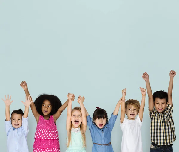 Niños tomados de la mano —  Fotos de Stock