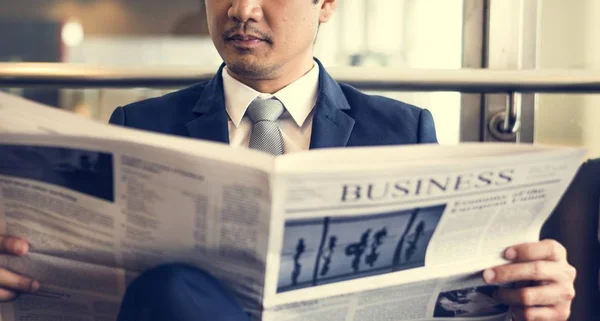 Obchodní muž čtení noviny — Stock fotografie