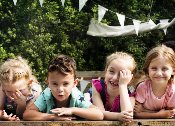 Niños pequeños felices sonriendo — Foto de Stock