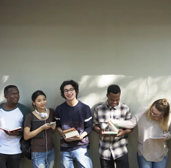 Estudantes multiétnicos e educação — Fotografia de Stock