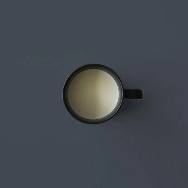 Tazza nera con latte — Foto Stock