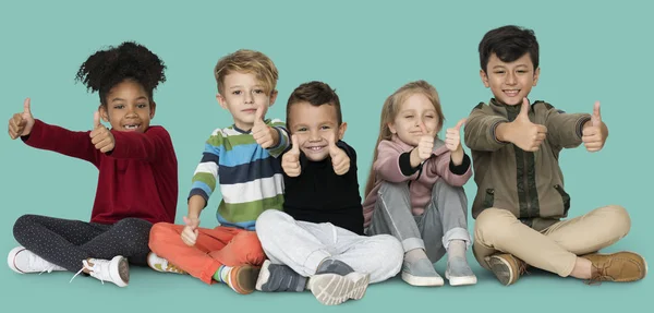 Niños mostrando pulgares hacia arriba —  Fotos de Stock