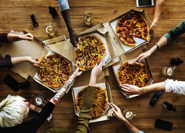 Mani afferrando fette di pizza — Foto Stock
