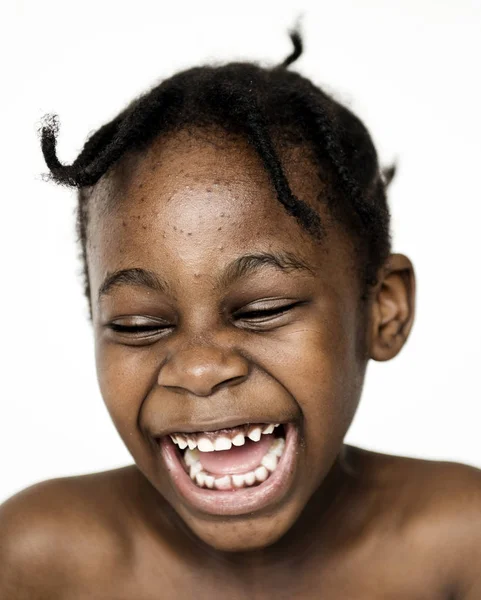 Симпатичная африканская девочка, смеющаяся — стоковое фото
