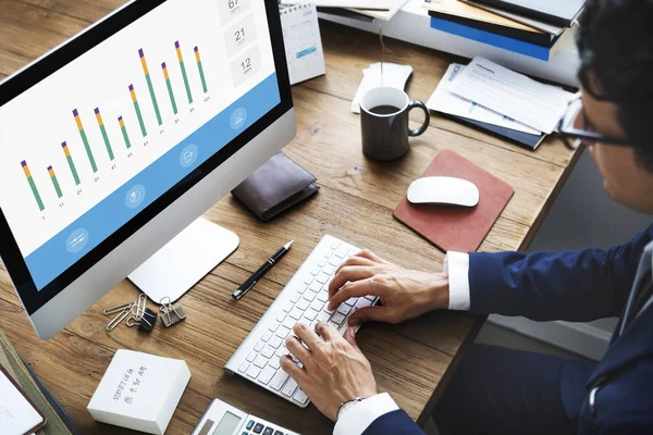 Empresário usando o computador no escritório — Fotografia de Stock