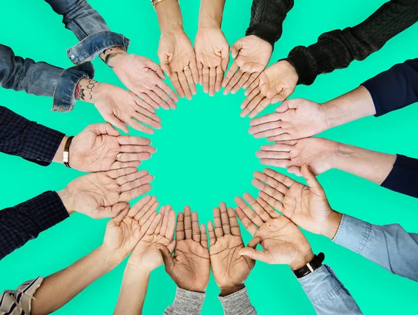 Diversiteit mensen handen samen — Stockfoto