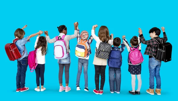 Diversidade crianças com sacos — Fotografia de Stock