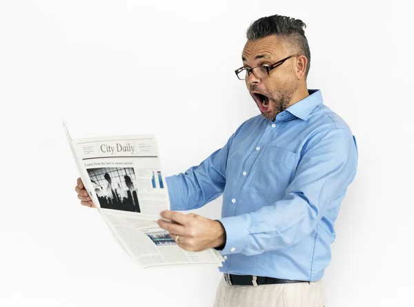 Sorprendido hombre leyendo periódico —  Fotos de Stock