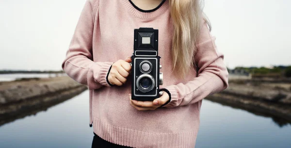 Γυναίκα που κρατά κλασικό κάμερα — Φωτογραφία Αρχείου