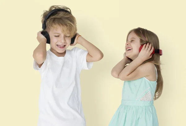 Niños disfrutando de la música en los auriculares —  Fotos de Stock