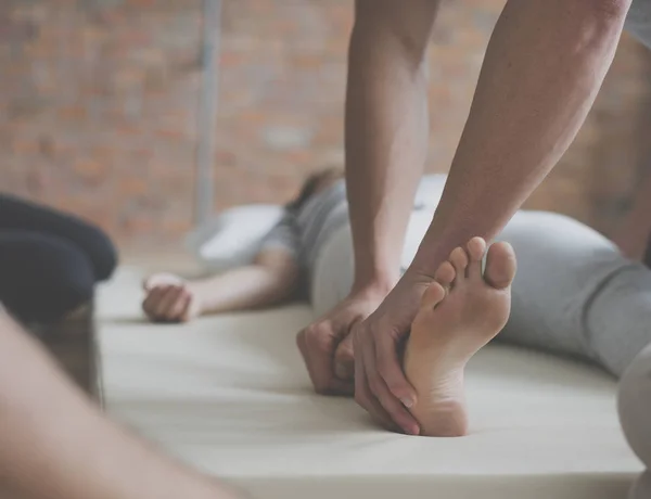 Insanların masaj eğitim — Stok fotoğraf