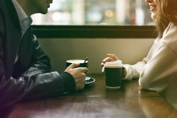 Coppia avendo data in caffè — Foto Stock