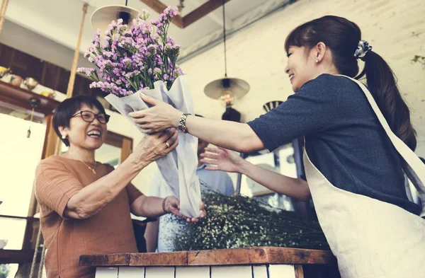Customer comes to pick up the bouquet — Stock Photo, Image