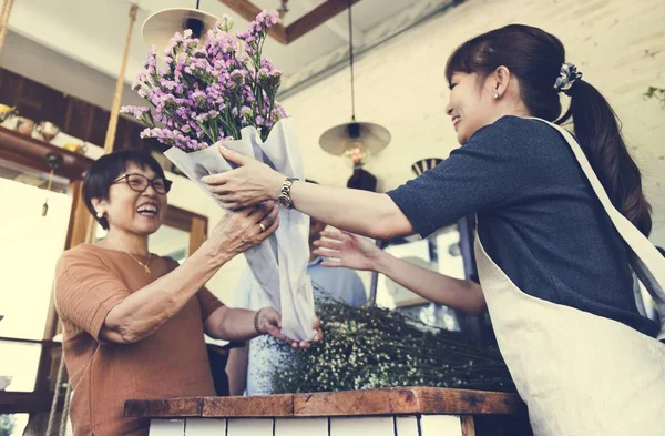 Le client vient chercher le bouquet — Photo