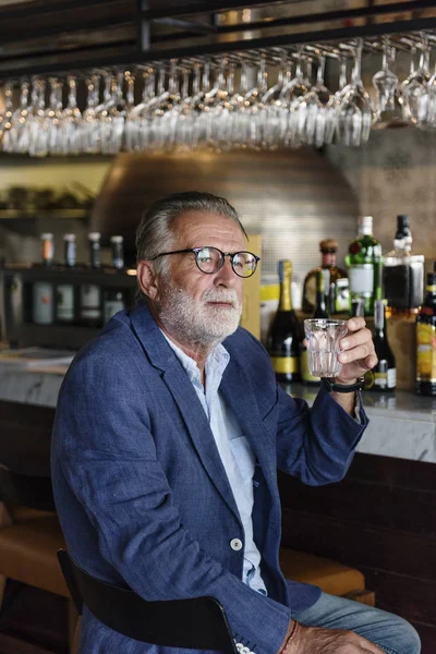 Uomo anziano che beve alcol — Foto Stock