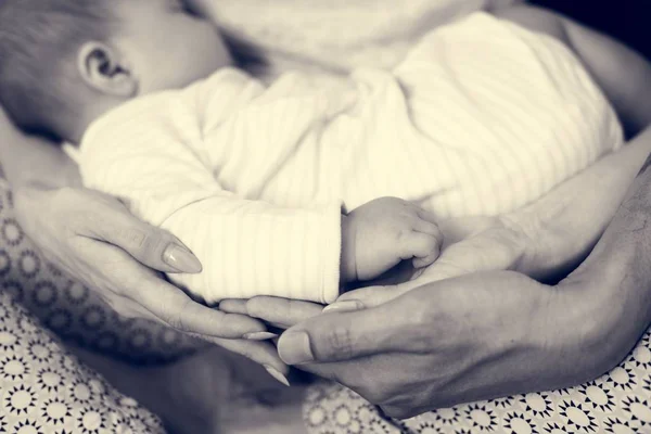 Rodiče drží spící dítě — Stock fotografie
