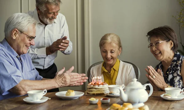 Gli anziani festeggiano il compleanno — Foto Stock