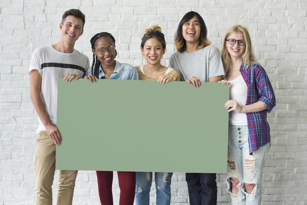 Studenten houden lege banner — Stockfoto