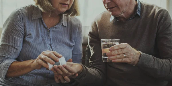 Couple âgé prenant des médicaments — Photo