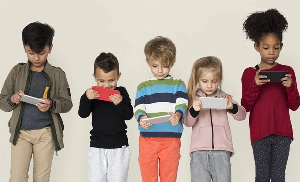 Дети, использующие смартфоны — стоковое фото