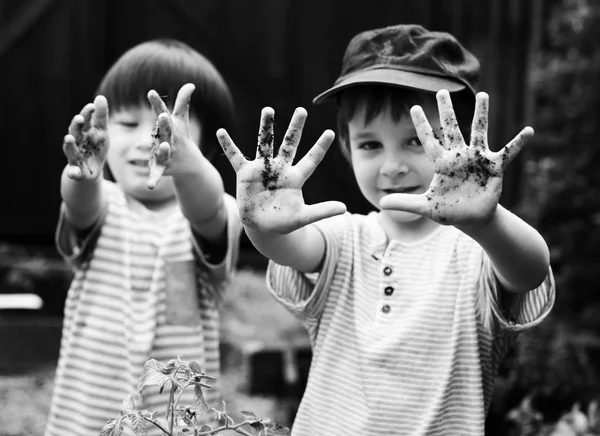 Mali chłopcy Wyświetlono brudne ręce — Zdjęcie stockowe
