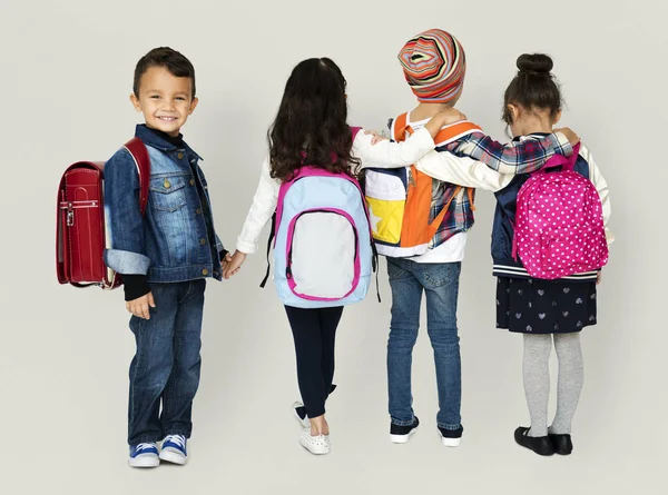 School children with backpacks — Stockfoto