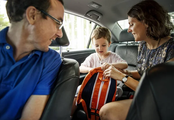 Родители в машине с маленьким сыном — стоковое фото