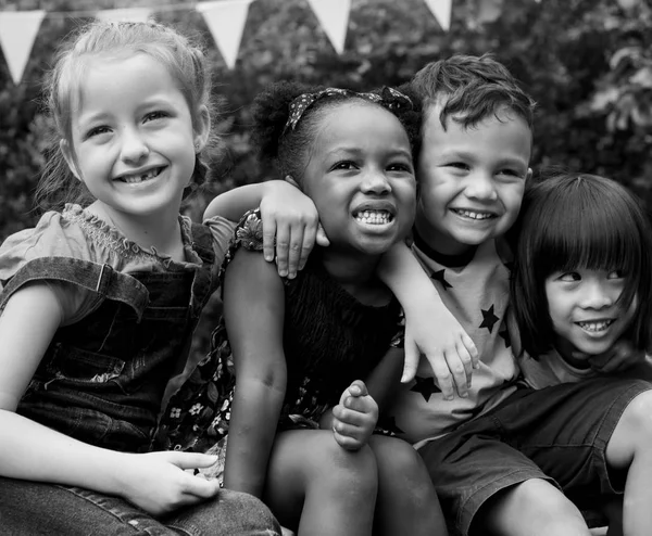Crianças pequenas felizes sorrindo — Fotografia de Stock