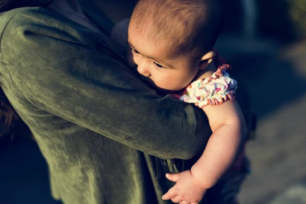 Forældre omfavner baby - Stock-foto