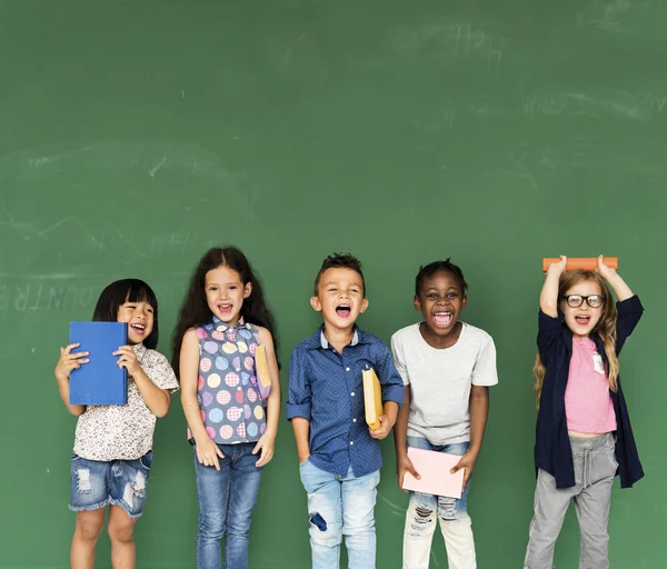 Kinderen die boeken lezen — Stockfoto