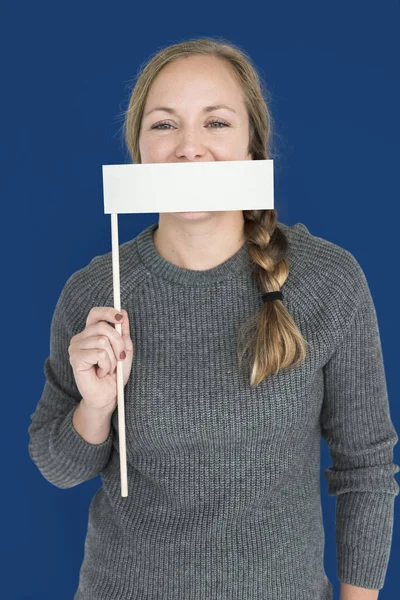 Mulher caucasiana segurando bandeira de papel — Fotografia de Stock