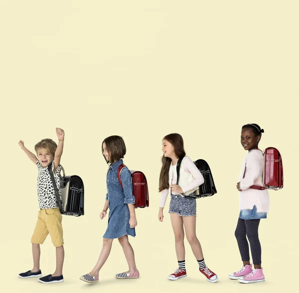 Gyermek Iskolatáskák gyalog az iskolába — Stock Fotó